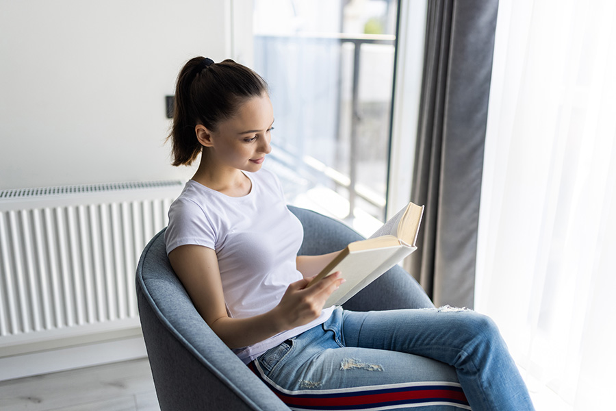 mujer leyendo sentada